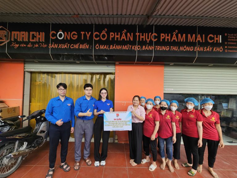 (chị Nguyễn Kim Phượng đại diện hợp tác xã chụp – trưởng cơ sở sản xuất chính chụp ảnh cùng đoàn công tác)
