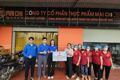 (chị Nguyễn Kim Phượng đại diện hợp tác xã chụp – trưởng cơ sở sản xuất chính chụp ảnh cùng đoàn công tác)