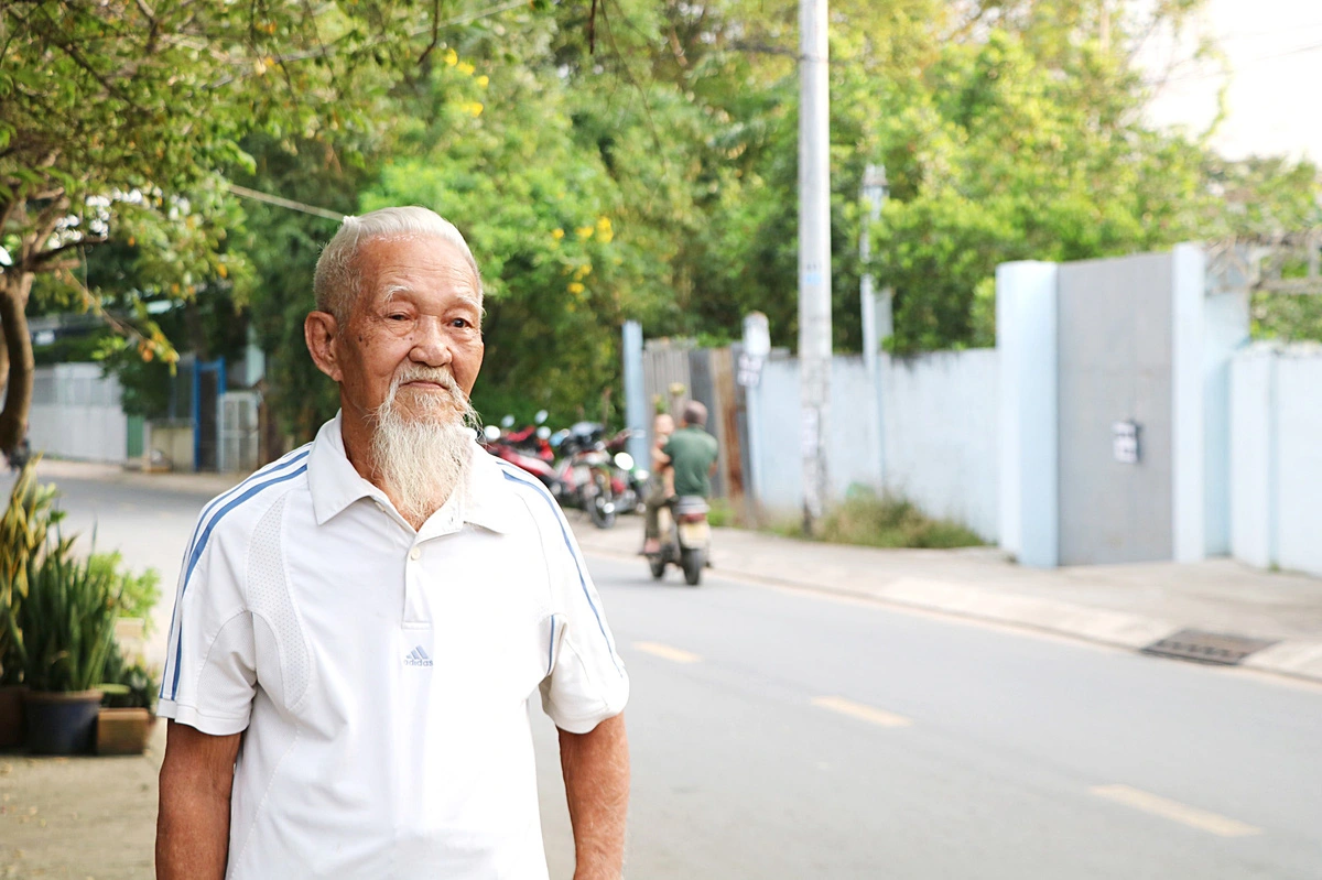 Ông Lê Trí Huệ ngắm nhìn con đường Thạnh Lộc 31 khang trang, lấy lợi ích chung của mọi người làm niềm vui của bản thân