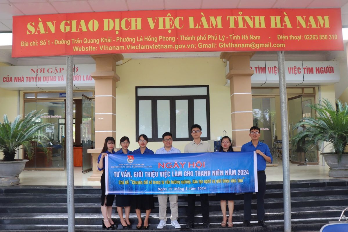 (Đoàn thanh niên ra quân tổ chức Ngày hội giới thiệu việc làm)