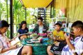 Ông Hưng và các em học sinh trong một buổi đọc sách tại không gian đọc sách 0 đồng