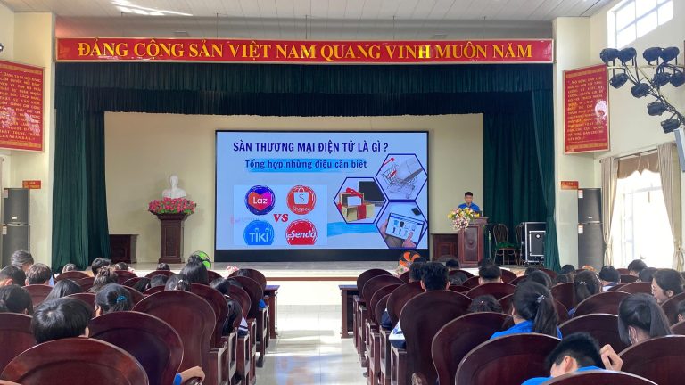 (Đoàn viên thanh niên tham gia tiếp thu kiến thức)