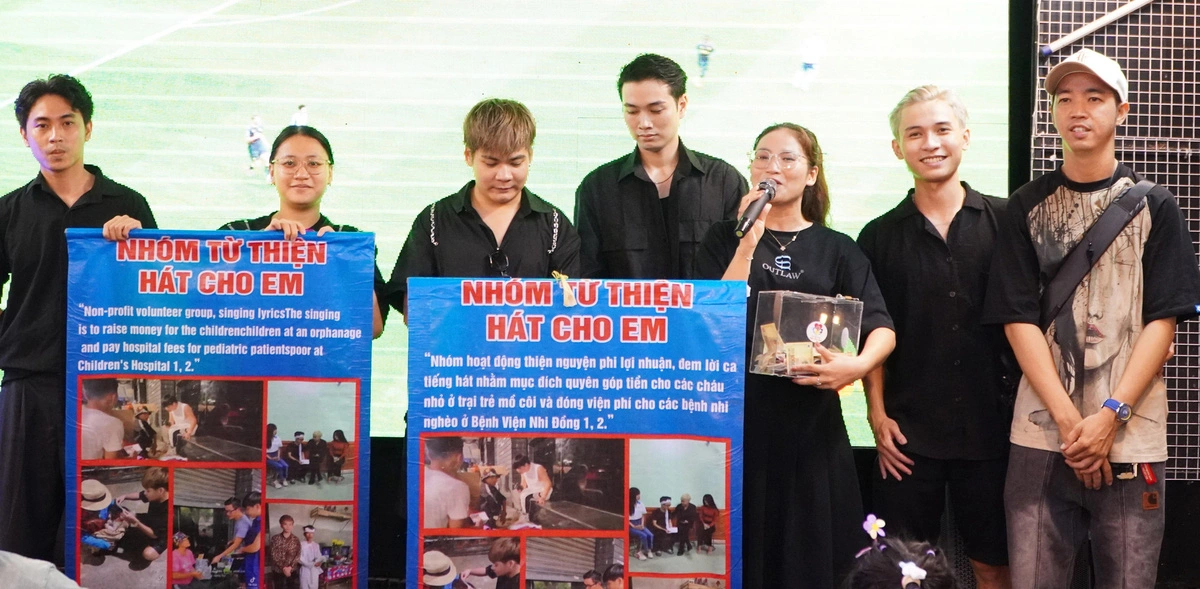 Nhiều quán nhường hẳn sân khấu đang chiếu bóng đá cho nhóm hát gây quỹ yêu thương