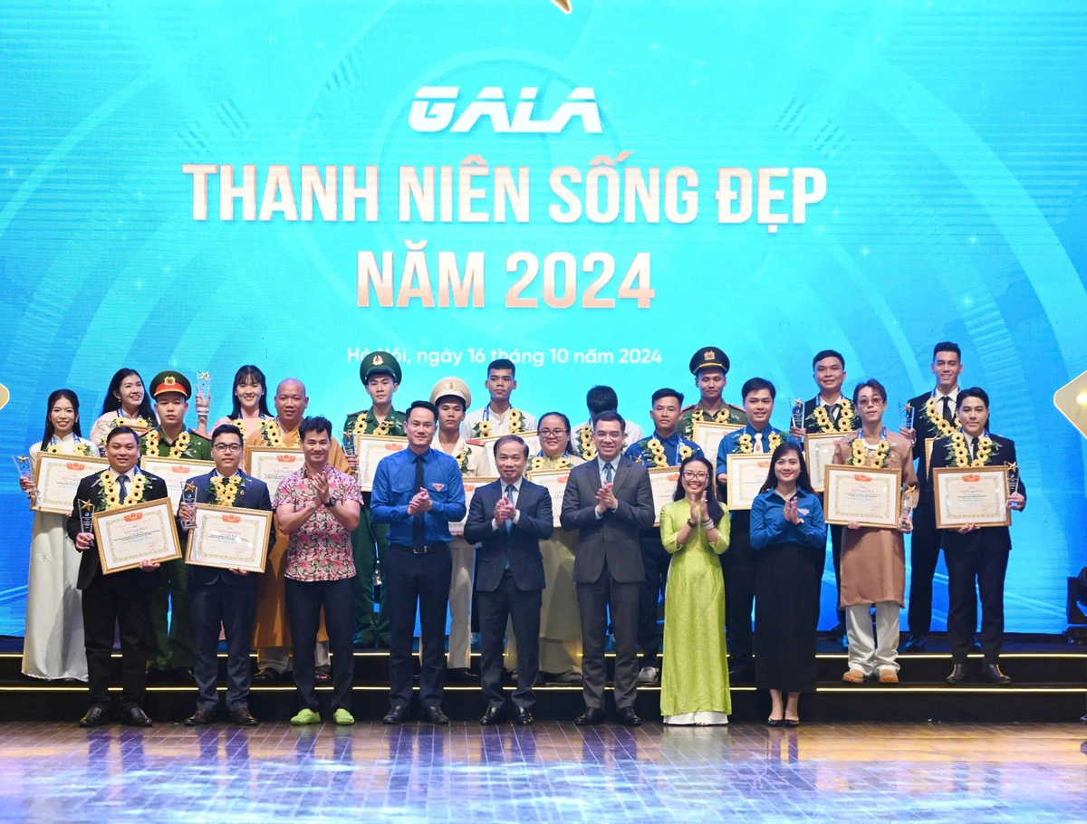 20 gương mặt tiêu biểu được nhận giải thưởng ‘Thanh niên sống đẹp’ – Ảnh: ĐĂNG HẢI