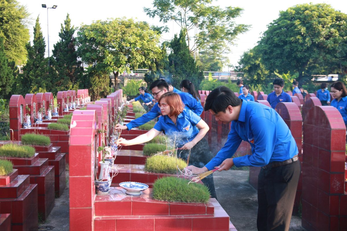 Đoàn thanh niên Hà Nam dâng hương tại nghĩa trang liệt sĩ, thể hiện lòng biết ơn đối với những anh hùng đã hy sinh vì tổ quốc