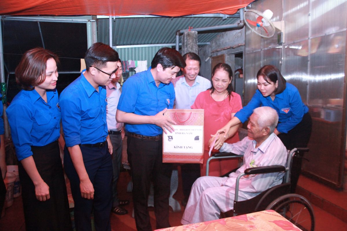 Hình ảnh đoàn thanh niên Hà Nam thăm tặng quà TBLS nhân kỷ niệm 80 năm ngày thành lập Quân đội nhân dân Việt Nam ( 22/12/1994 - 22/12/2024 ) và 35 Ngày hội Quốc phòng toàn dân