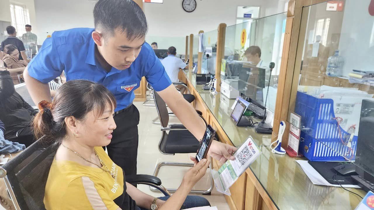 Tuổi trẻ thành phố Ninh bình hưởng ứng ngày tình nguyện hỗ trợ người dân thực hiện dịch vụ công trực tuyến