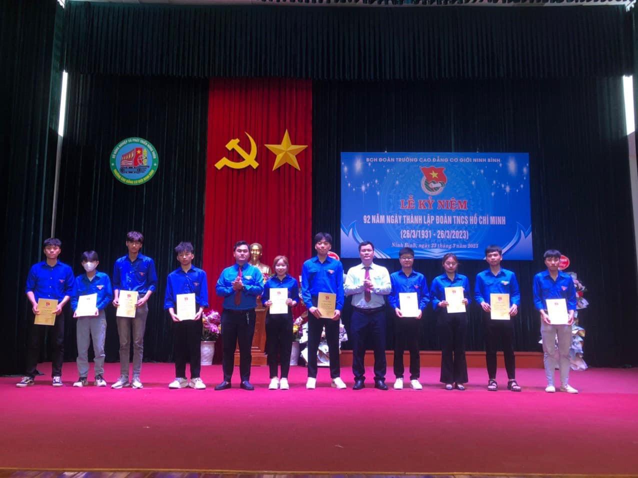 Đoàn trường Cao đẳng Cơ giới triển khai và tặng giấy chứng nhận phong trào “Sinh viên 5 tốt” và “Học sinh 3 rèn luyện” cấp trường Nhân dịp Lễ kỷ niệm 92 năm thành lập Đoàn TNCS Hồ Chí Minh (26/3/1931 - 26/3/2023)