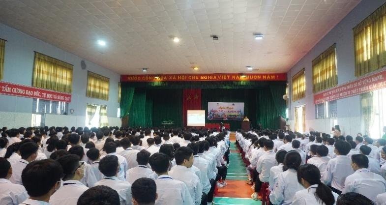 Huyện đoàn Nho Quan phối hợp Công an huyện, trường THPT Nho Quan A  tổ chức  tuyên truyền, phổ biến giáo dục pháp luật về an toàn giao thông (ATGT) cho học sinh