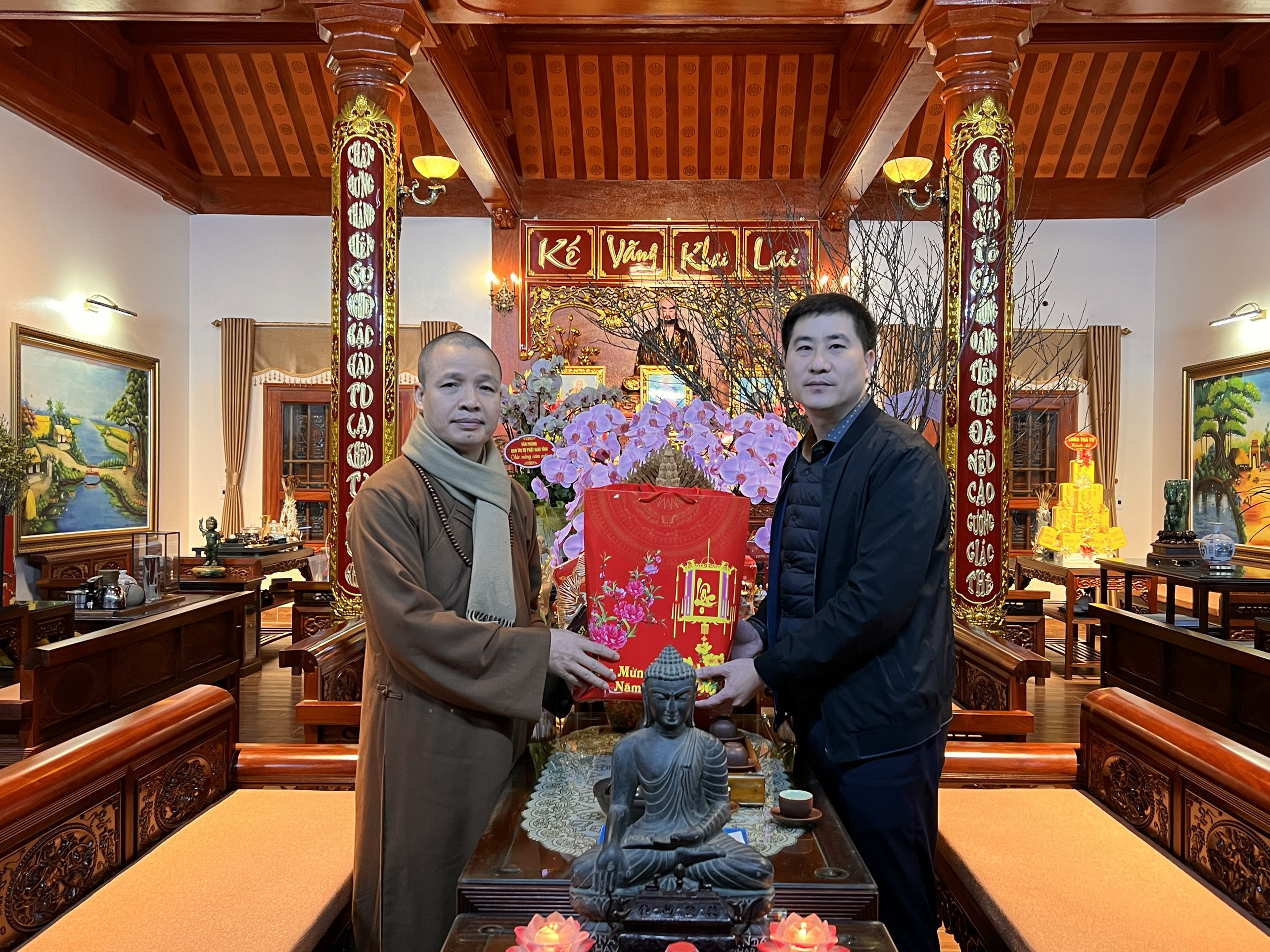 Tỉnh đoàn Ninh Bình - Hội Liên hiệp Thanh niên Việt Nam tỉnh thăm hỏi, tặng quà các chức sắc tôn giáo trên địa bàn tỉnh Ninh Bình
