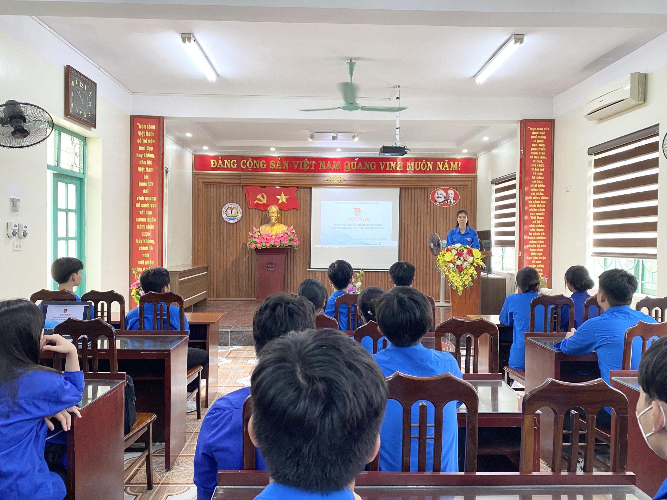Thành đoàn Ninh Bình tổ chức hội nghị tuyên truyền biển, đảo, biên giới Việt Nam cho đoàn viên trường THPT Lương Văn Tụy