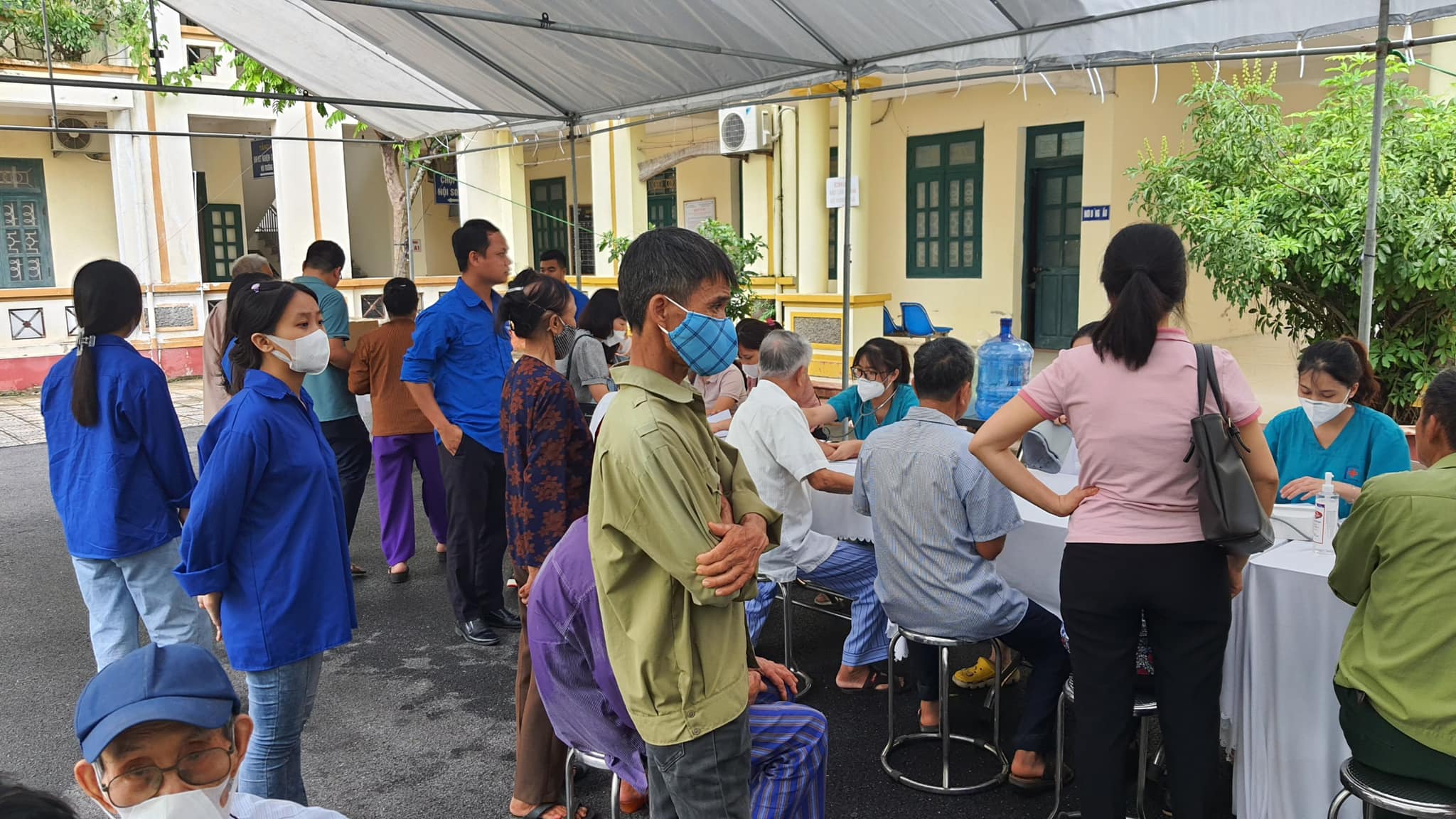 Đoàn trường Cao đẳng Y phối hợp huyện đoàn Nho Quan tổ chức khám bệnh, cấp phát thuốc miễn phí cho cựu TNXP, người có công năm 2022