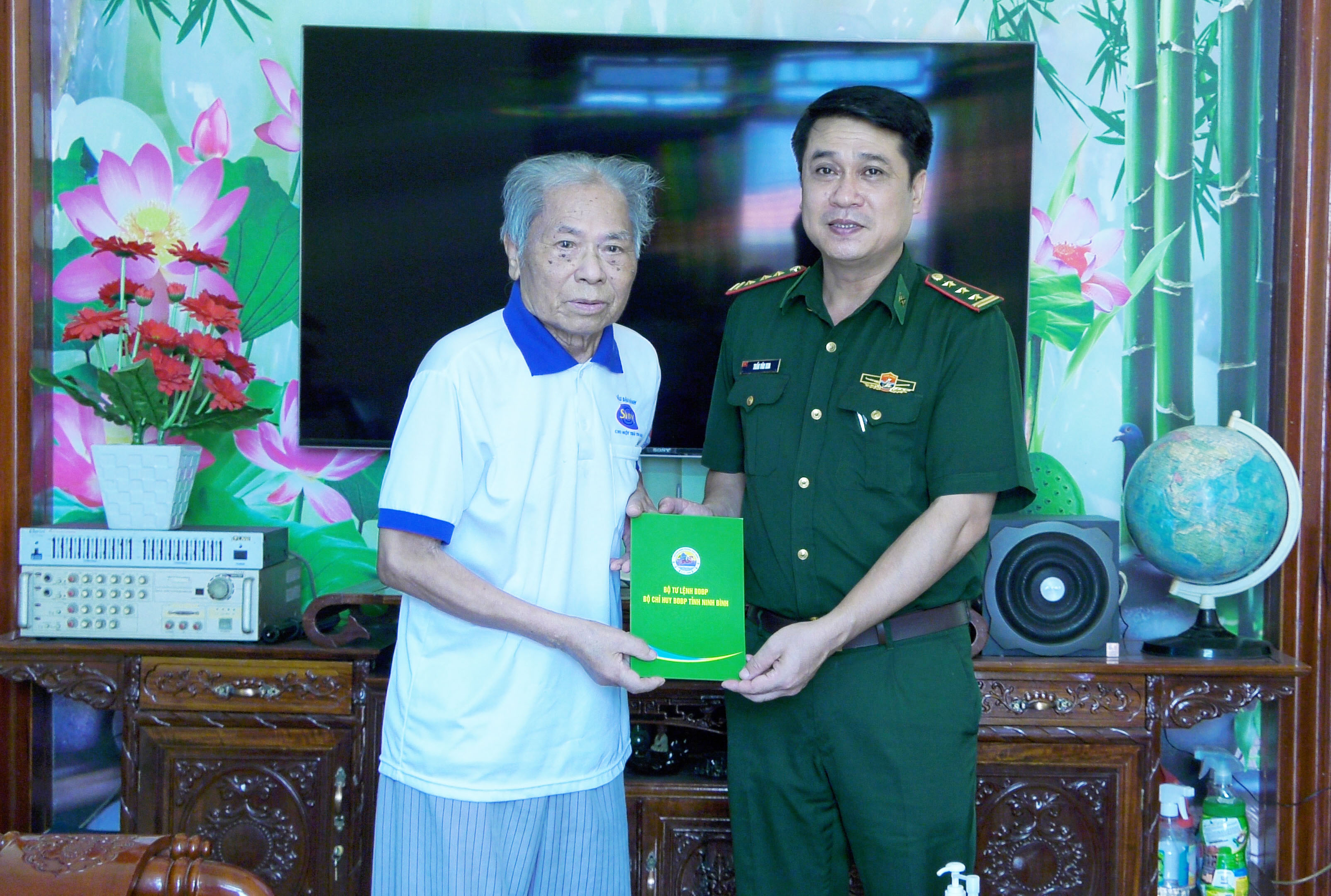 Đoàn thanh niên Bộ Chỉ huy Bộ đội Biên phòng tỉnh tổ chức thăm, tặng quà cựu TNXP, gia đình chính sách nhân dịp tết Nguyên đán năm 2022