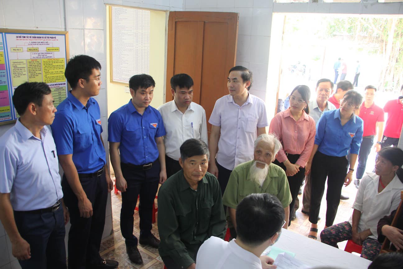 Tỉnh đoàn Ninh Bình phối hợp tổ chức cấp phát thuốc miễn phí  cho bà con nhân dân