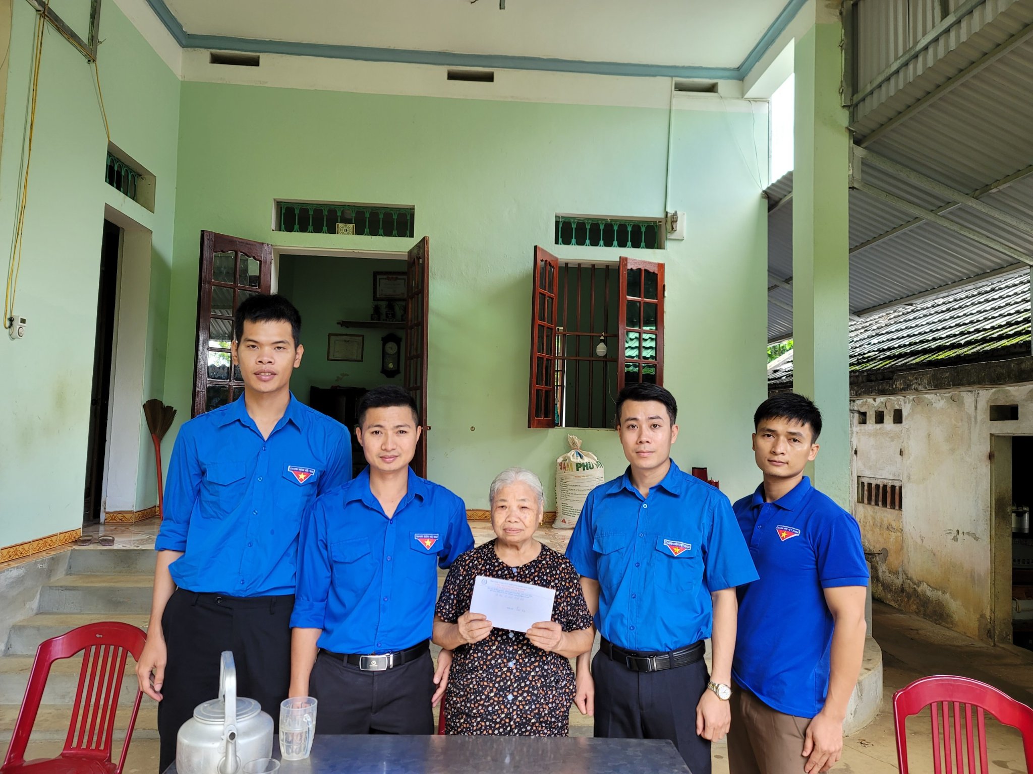 Thành đoàn Tam Điệp phối hợp Đoàn trường Cao đẳng Y Ninh Bình  tổ chức tặng quà cho cựu Thanh niên xung phong và gia đình chính sách trên địa ban Thành phố.