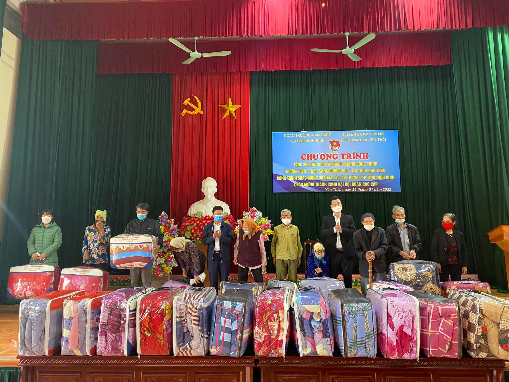Đoàn trường Cao đăng nghề Cơ giới phối hợp huyện đoàn Yên Mô tổ chức tặng quà cho cựu Thanh niên xung phong và gia đình chính sách