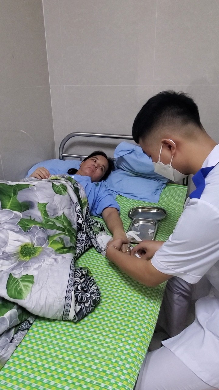 Đoàn trường Cao đẳng Y tế Ninh Bình hỗ trợ sinh viên 5 tốt sau tuyên dương.