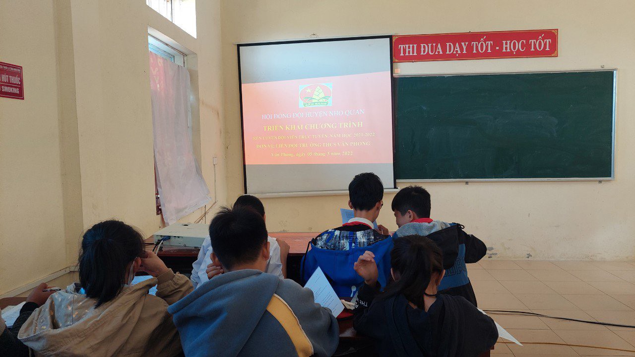 Liên đội trường THCS Văn Phong hướng dẫn đội viên tham gia rèn luyện đội viên trực tuyến