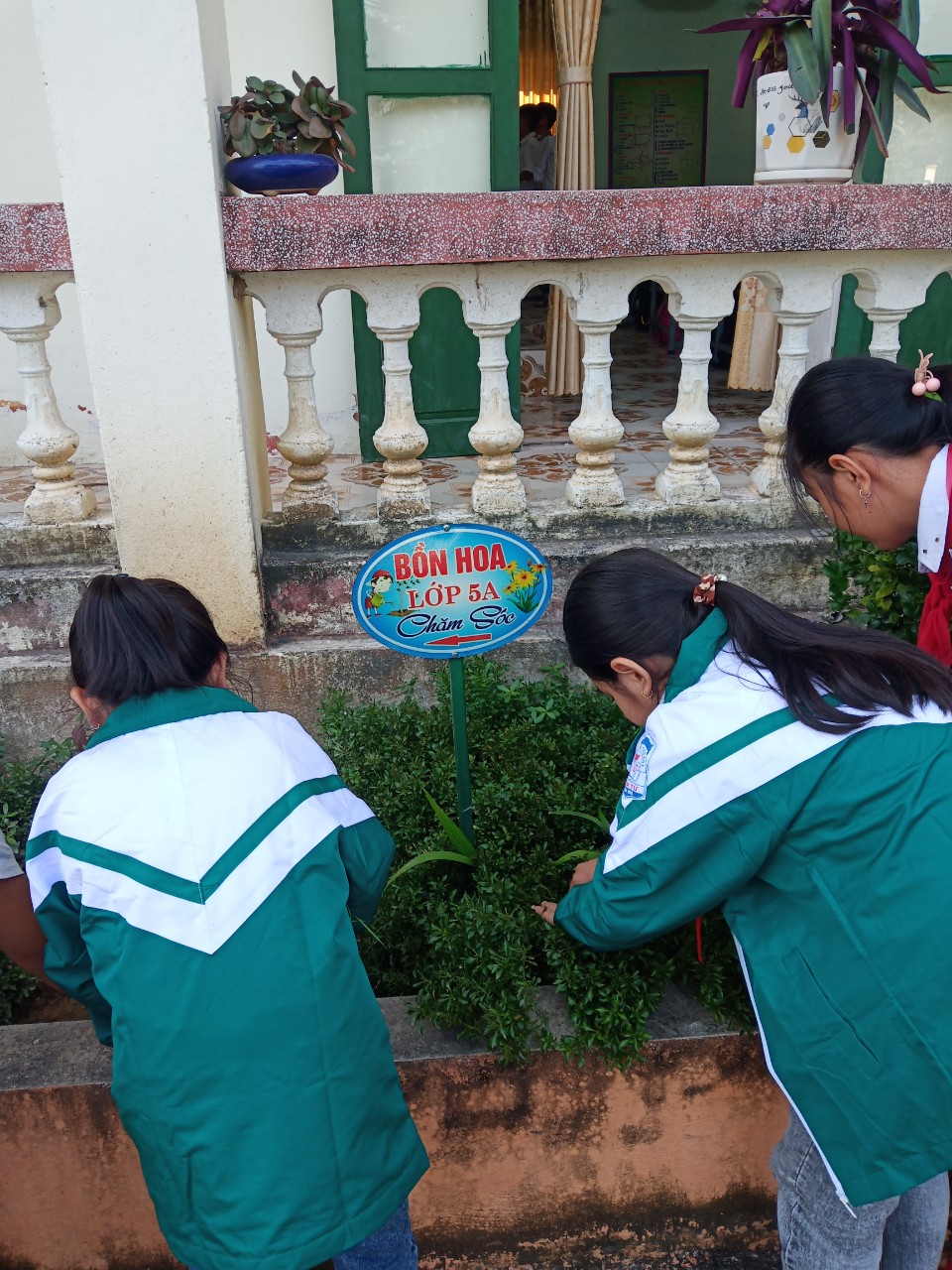 Công trình măng non “Vườn hoa em chăm” tại Liên đội Trường TH Yên Từ - Công trình chào mừng Đại hội Đoàn các cấp.