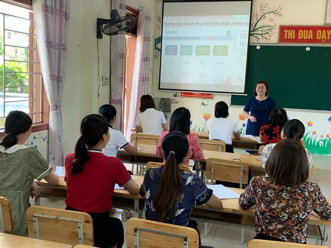 Trường THPT Hoa Lư A tổ chức hoạt động nâng cao nghiệp vụ cho giáo viên trẻ.