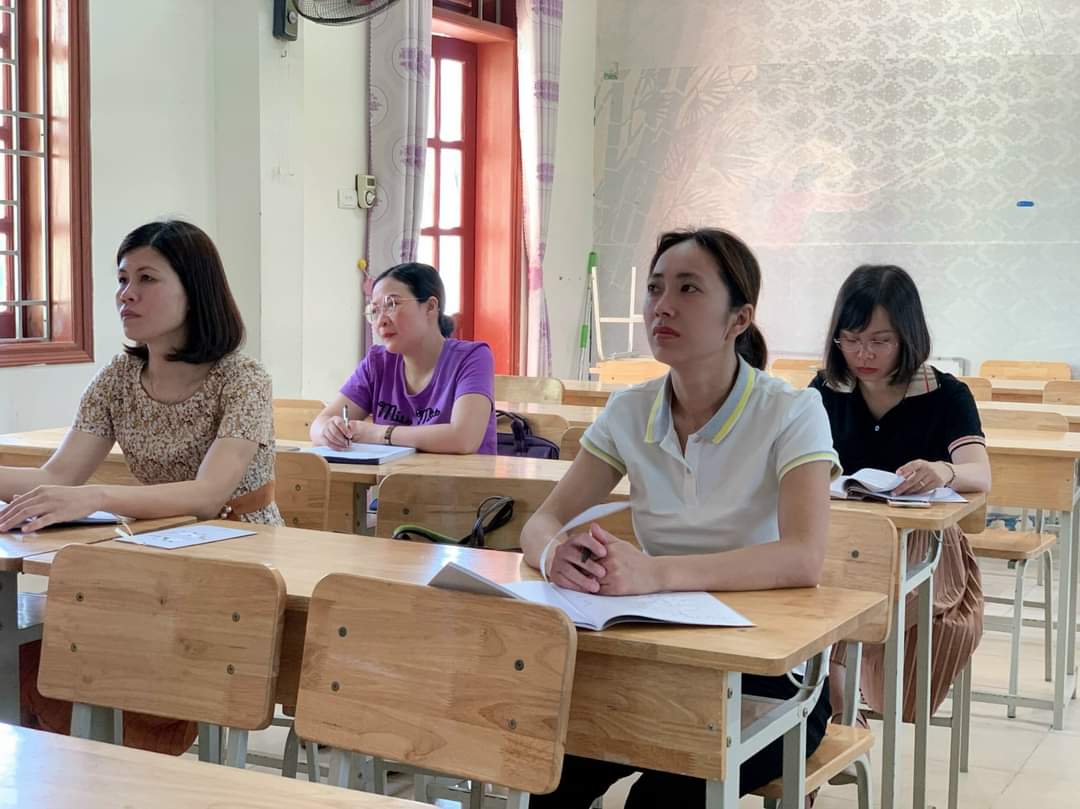Trường THPT Nho Quan C tổ chức hoạt động nâng cao nghiệp vụ cho giáo viên trẻ.