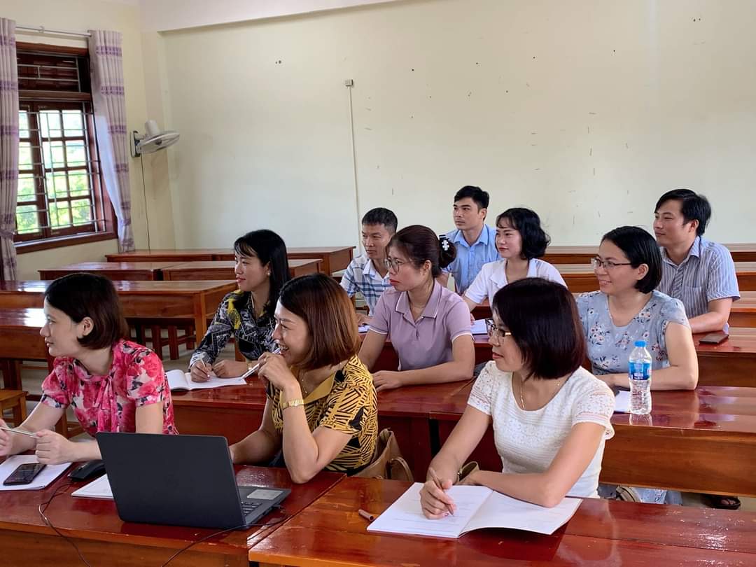 Trường THPT Yên Khánh B tổ chức hoạt động nâng cao nghiệp vụ cho giáo viên trẻ.