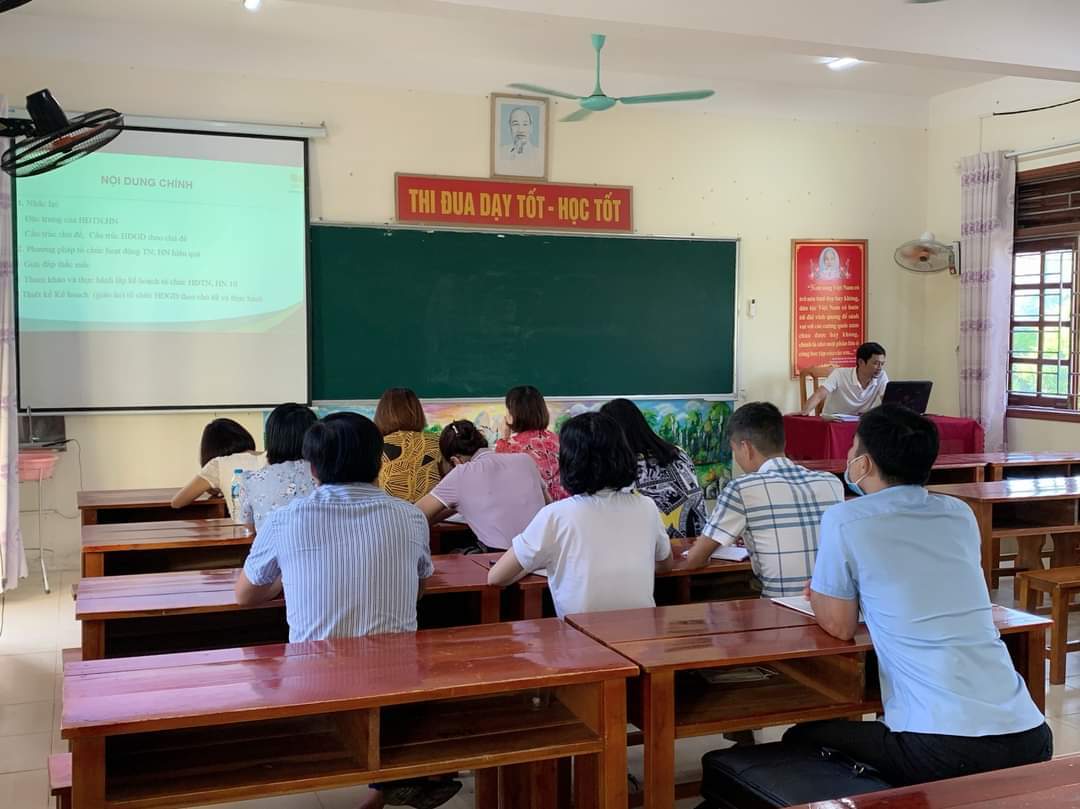 Trường THPT Yên Khánh A tổ chức hoạt động nâng cao nghiệp vụ cho giáo viên trẻ.