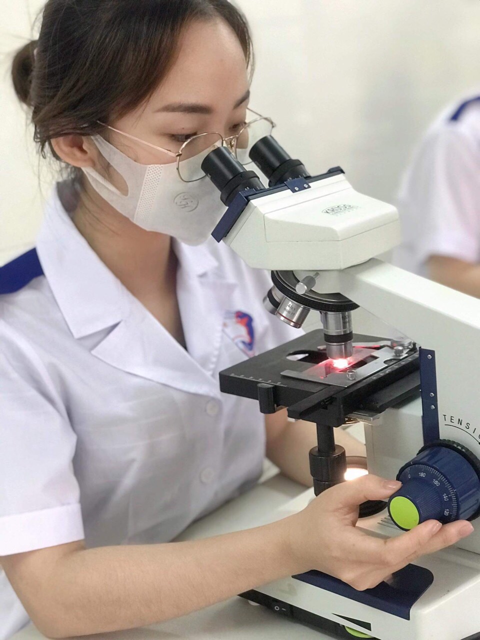 Đoàn trường Cao đẳng Y tế Ninh Bình hỗ trợ sinh viên nghiên cứu khoa học tại trường.