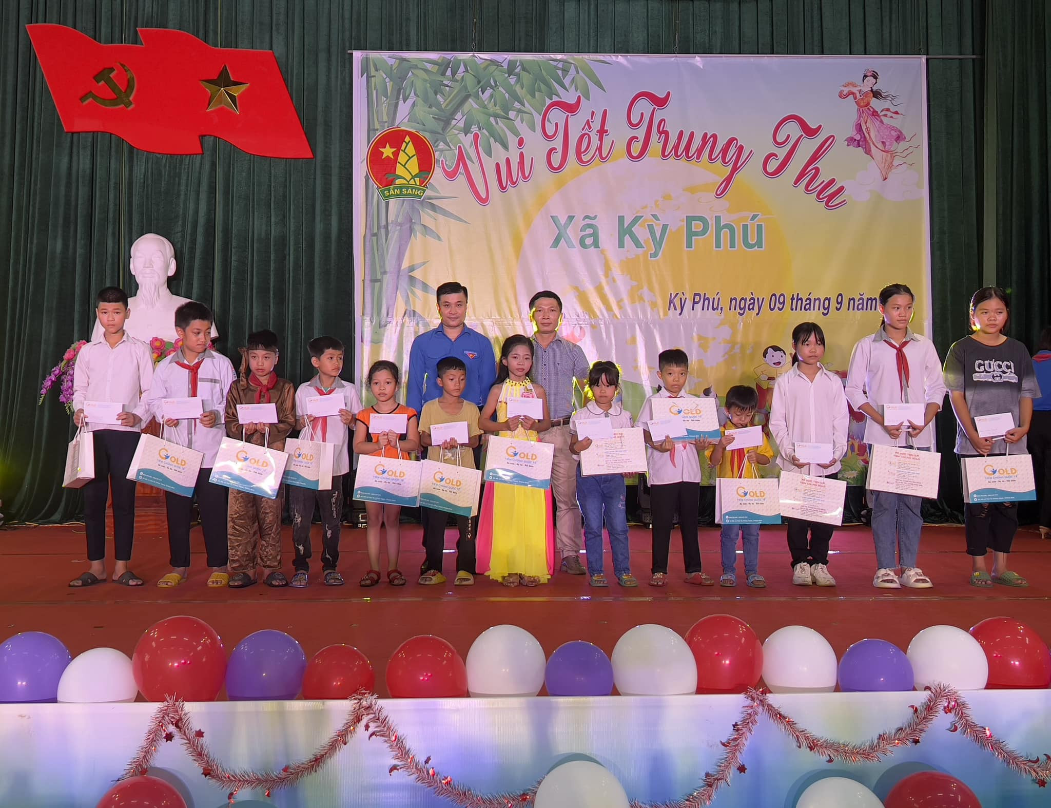 Tỉnh đoàn Ninh Bình tặng quà cho thiếu nhi có hoàn cảnh khó khăn bị ảnh hưởng bởi dịch Covid-19 tại xã Kỳ Phú, huyện Nho Quan