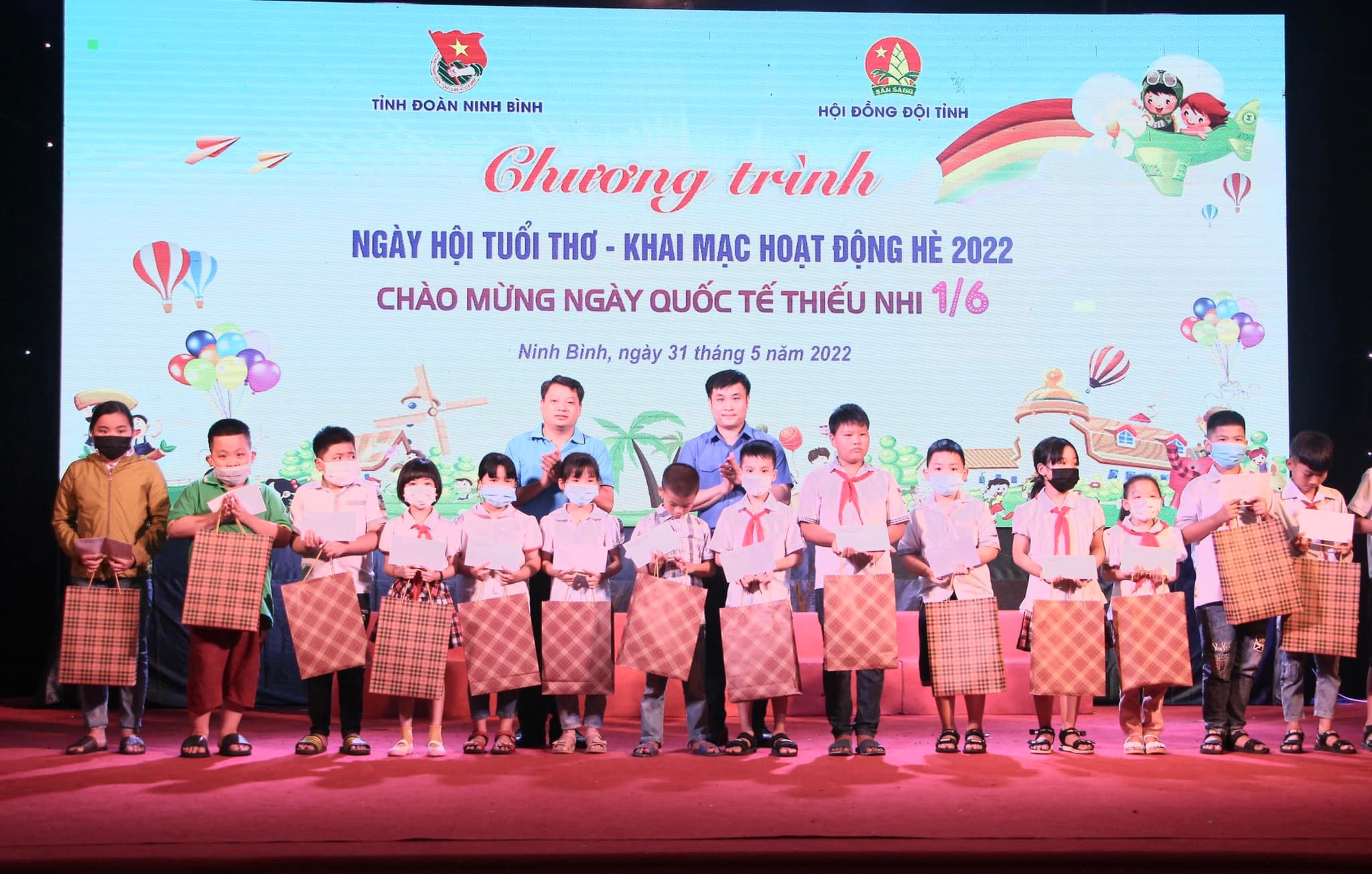 Tỉnh đoàn Ninh Bình tặng quà cho thiếu nhi có hoàn cảnh khó khăn tại Chương trình Ngày hội tuổi thơ, khai mạc hoạt động hè 2022