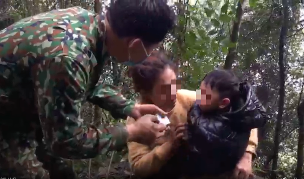 Giải cứu 5 phụ nữ, 1 cháu bé mắc kẹt trên núi đá khi nhập cảnh trái phép từ Trung Quốc