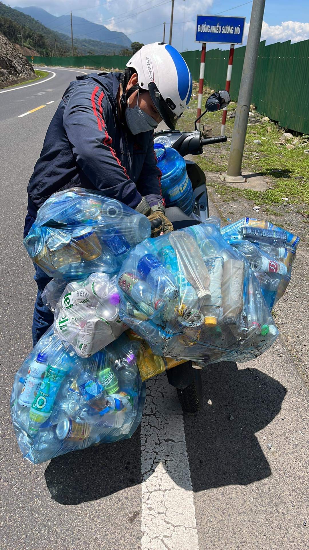 Dừng xe nhặt rác dọc đèo Khánh Lê trên đường du lịch về