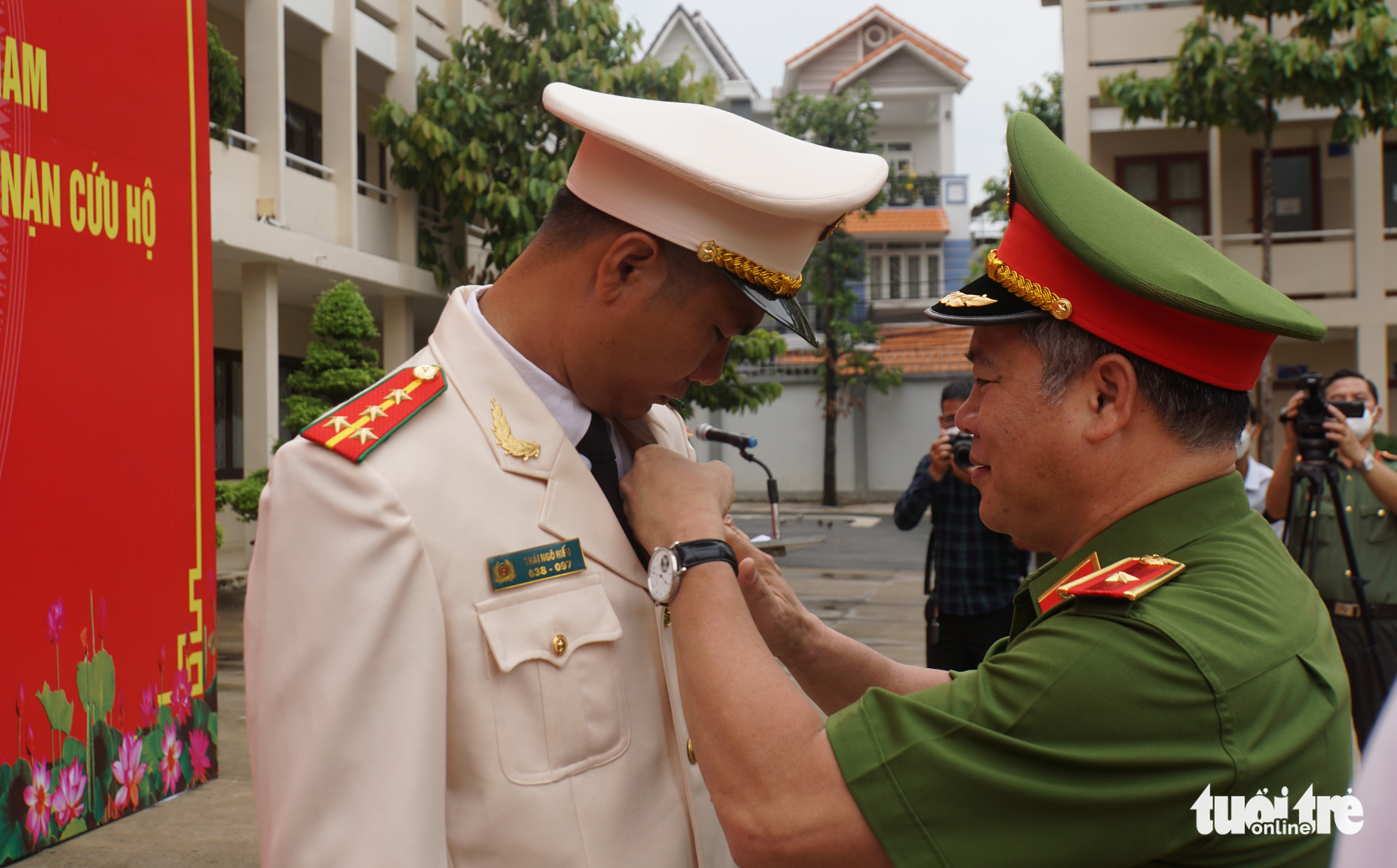 Đại úy Thái Ngô Hiếu cứu sống 4 người nhận Huân chương Dũng cảm