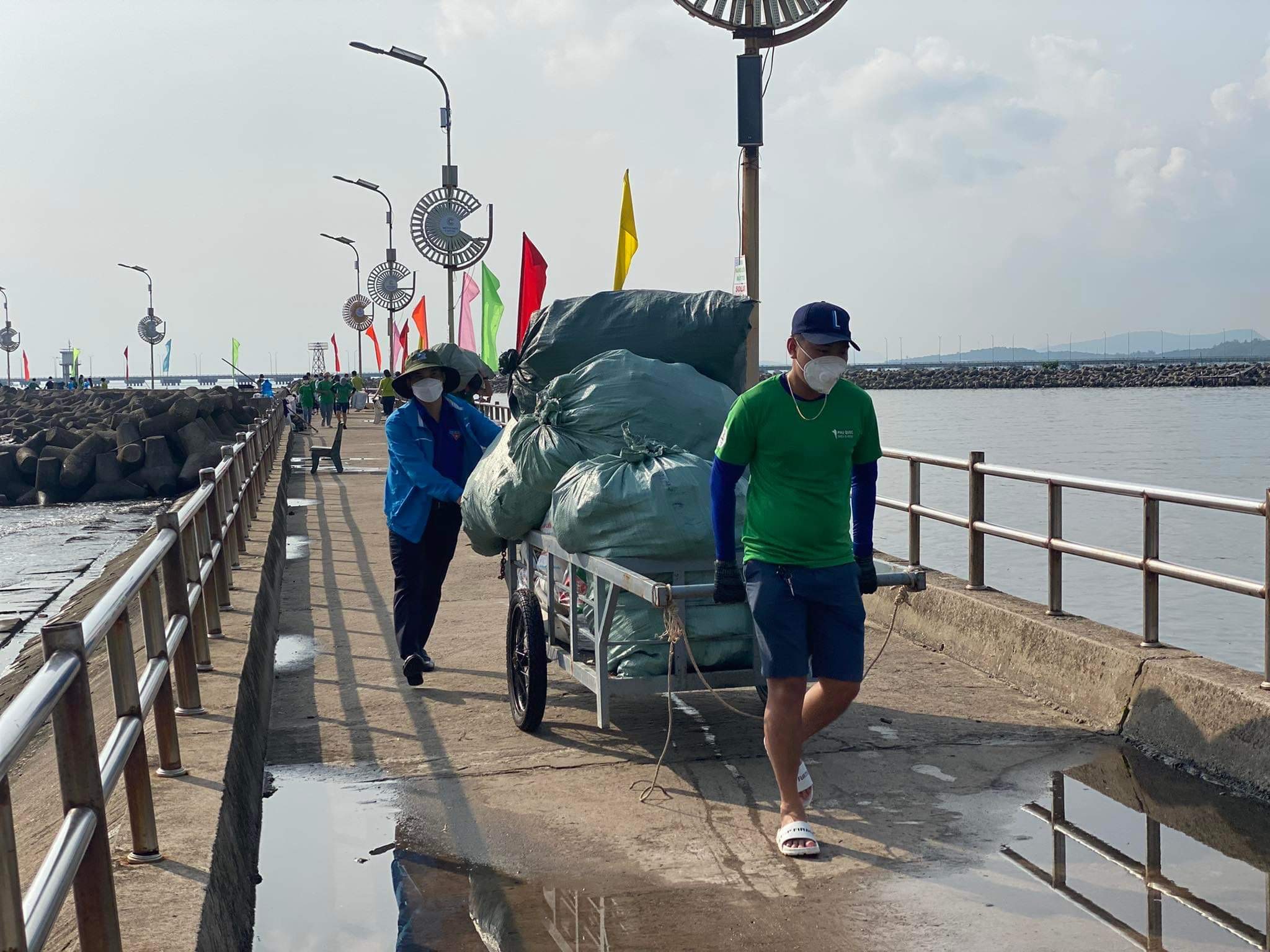 Thanh niên Phú Quốc gom hơn 4 tấn rác thải nhựa dọc bờ biển - Ảnh 2.