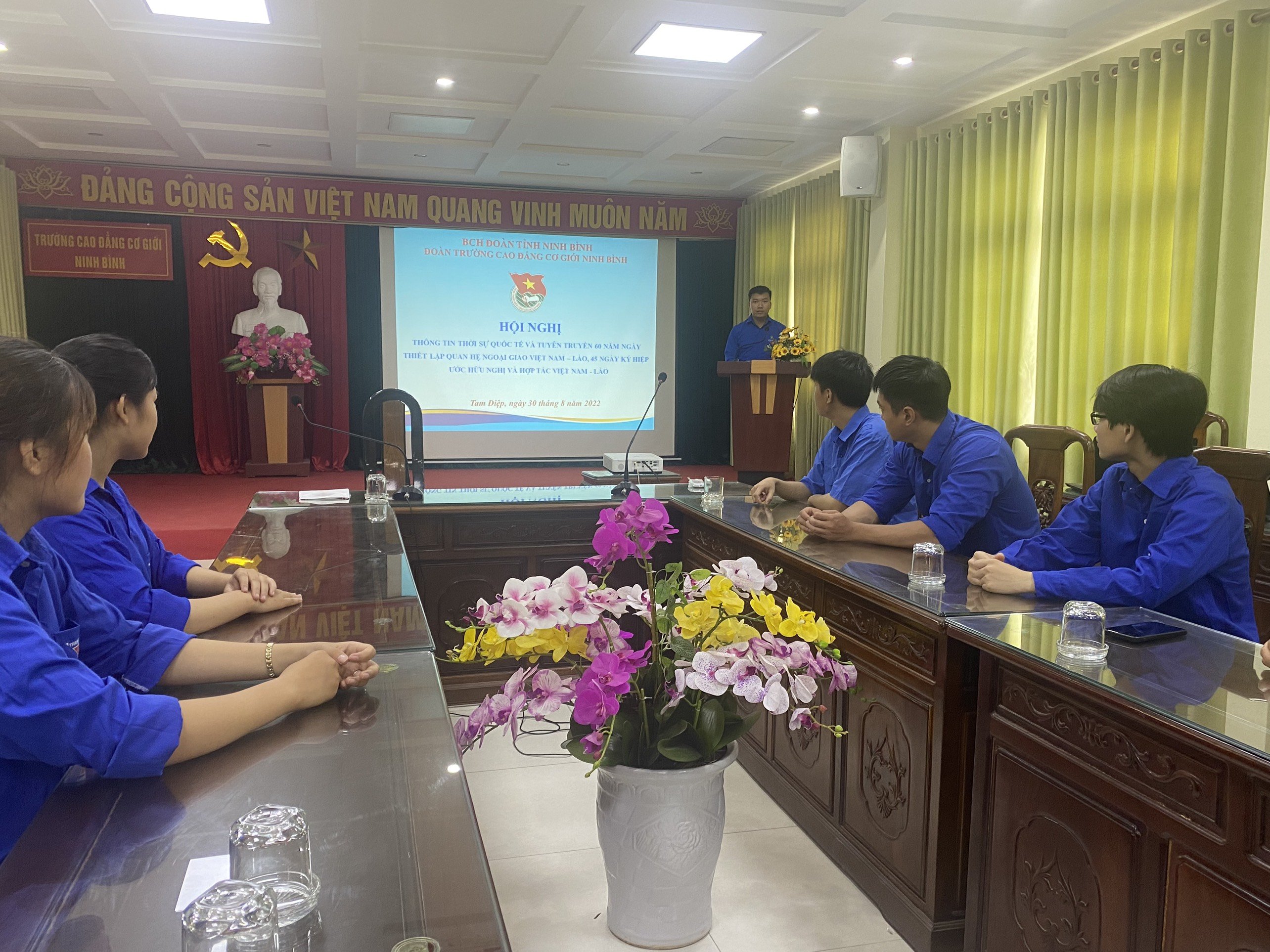 Đoàn trường Cao đẳng Cơ giới Ninh Bình tổ chức hội nghị tuyên truyền thông tin thời sự quốc tế và tuyên truyền 60 năm ngày thiết lập quan hệ ngoại giao Việt Nam – Lào, 45 năm ngày ký hiệp ước hữu nghị và hợp tác Việt Nam - Lào.