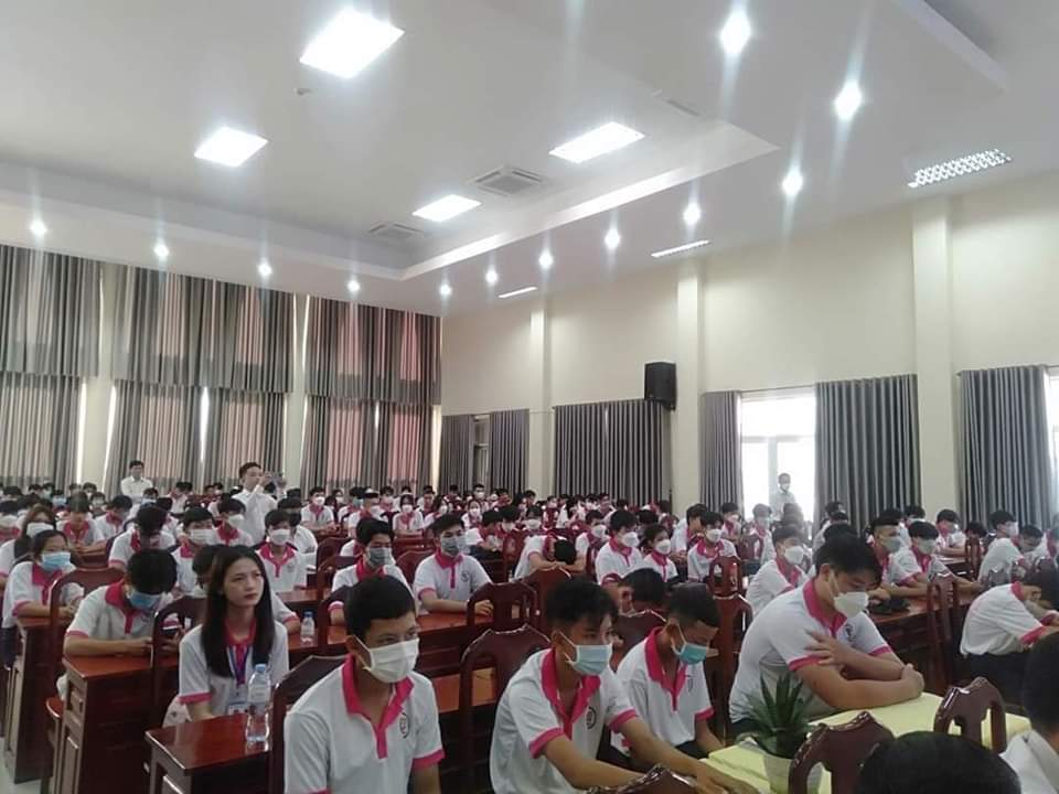 Đoàn trường THPT Đinh Tiên Hoàng tổ chức tư vấn hướng nghiệp cho đoàn viên thanh niên