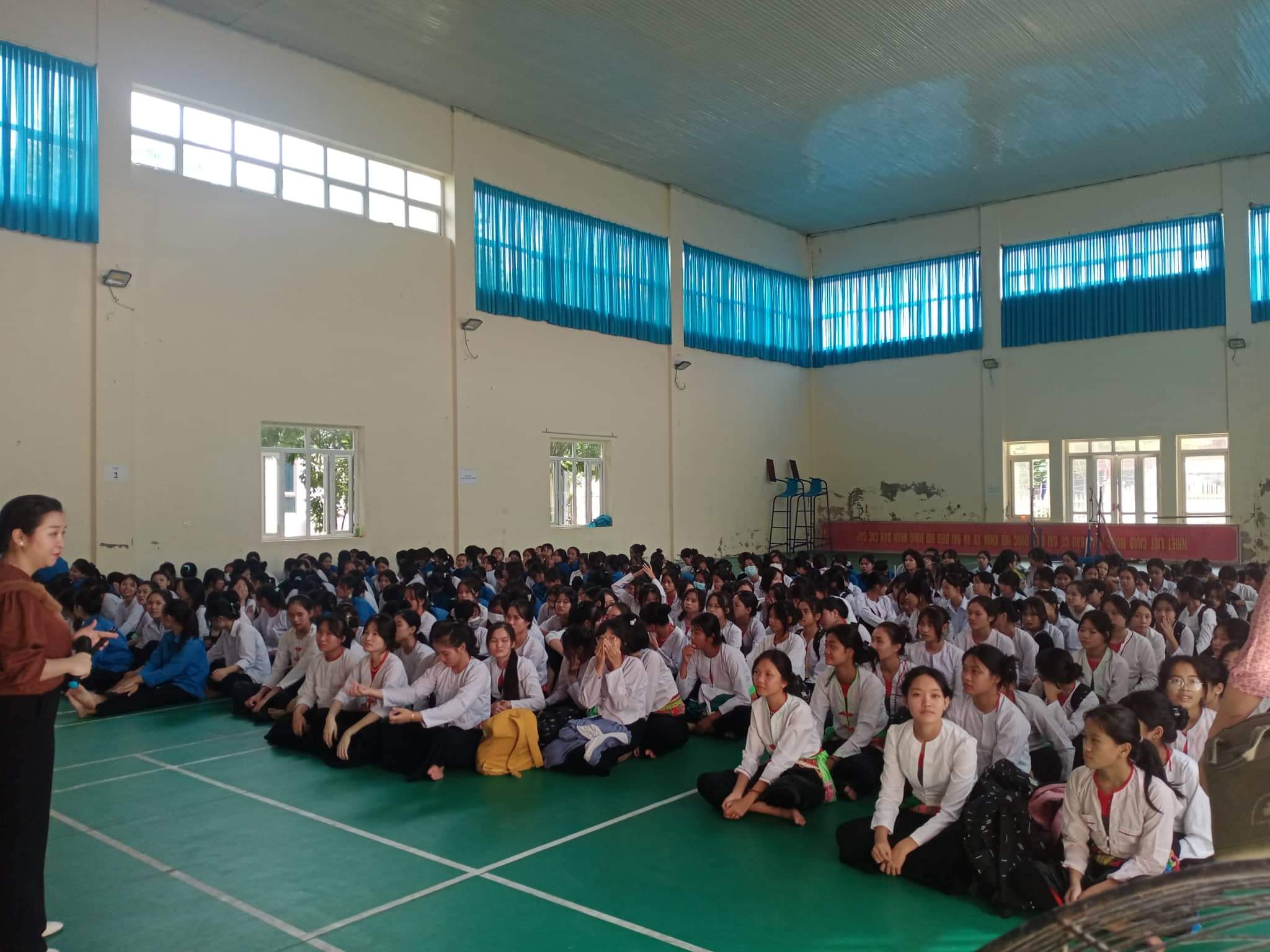 Hơn 100 học sinh Trường THPT dân tộc nội trú Ninh Bình được tư vấn, hướng nghiệp