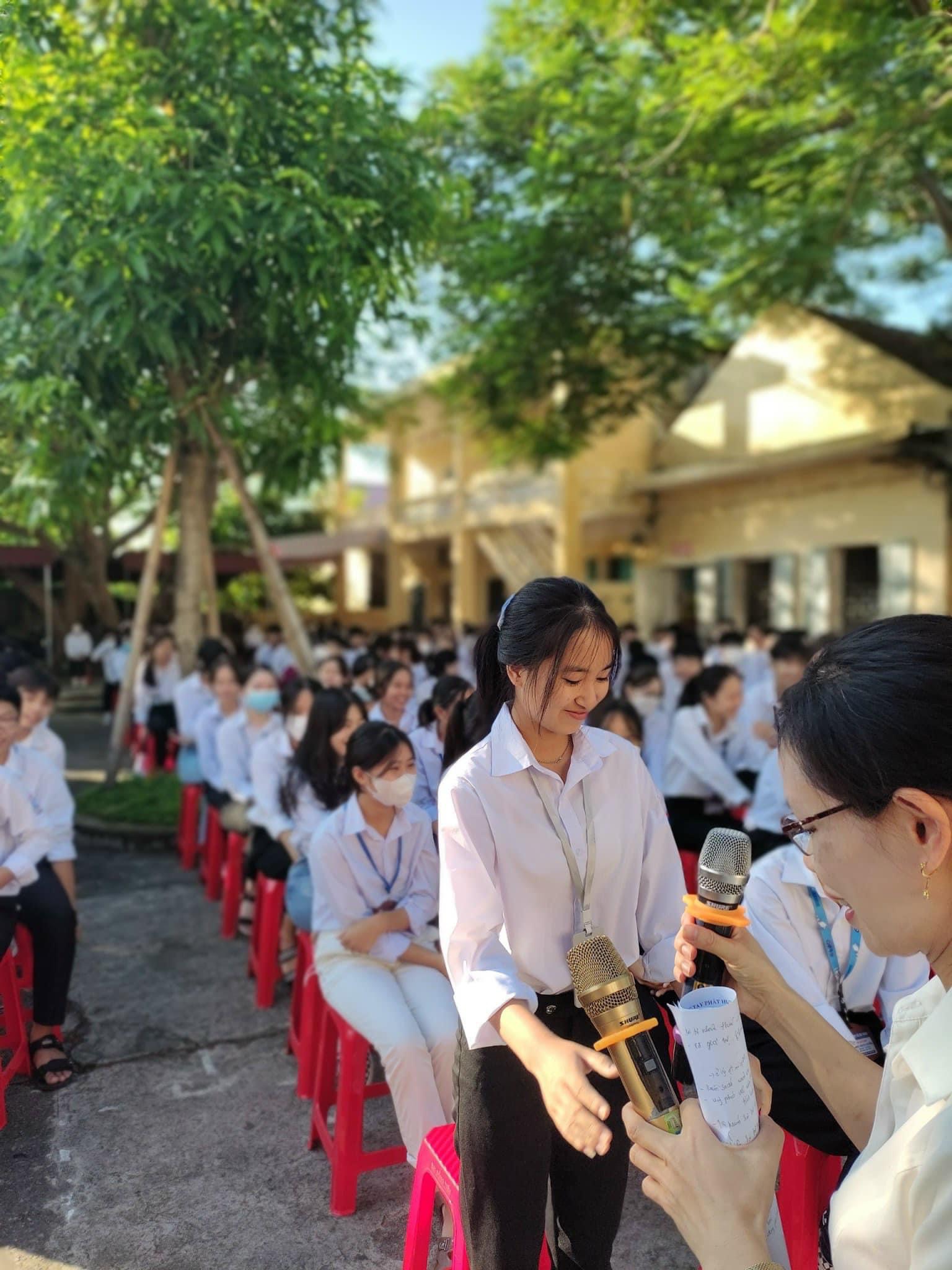 Diễn đàn “Xây dựng tình bạn đẹp - Nói không với bạo lực học đường” tại Trường THPT Vũ Duy Thanh
