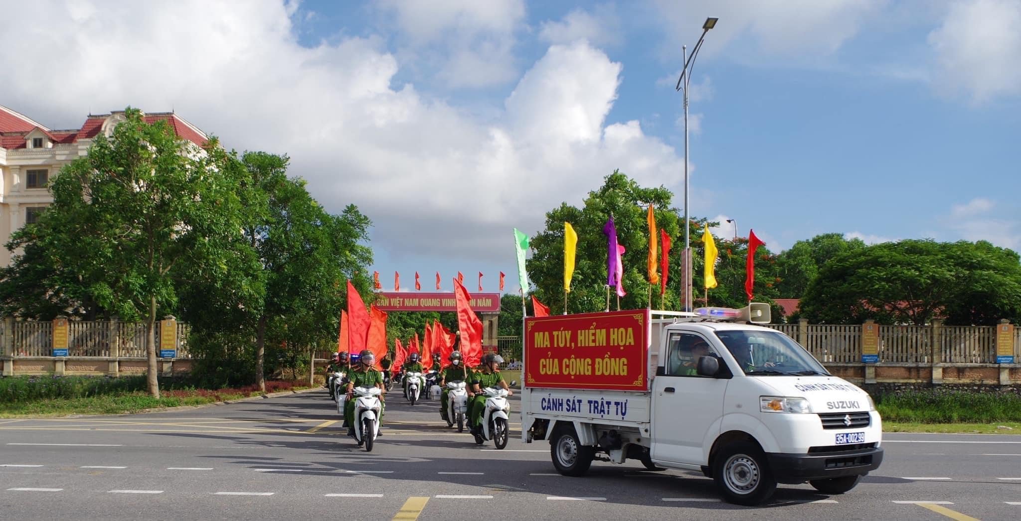 Đoàn thanh niên Công an tỉnh đã tổ chức lễ mít tinh, diễu hành hưởng ứng  Ngày pháp luật Việt Nam và tuyên truyền phòng chống ma túy.