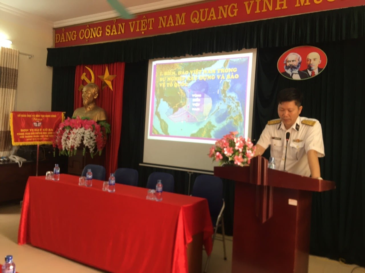 Huyện đoàn Nho Quan phối hợp với Lữ đoàn 131, Quân chủng Hải quân tổ chức buổi tuyên truyền chủ quyền biển đảo, biên giới cho đoàn viên, thanh thiếu nhi