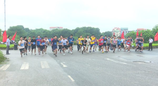 Đoàn trường Đại học Hoa Lư tổ chức Chương trình “Mỗi thanh niên 10.000 bước chân mỗi ngày” hưởng ứng ngày chạy Olympic vì sức khỏe toàn dân