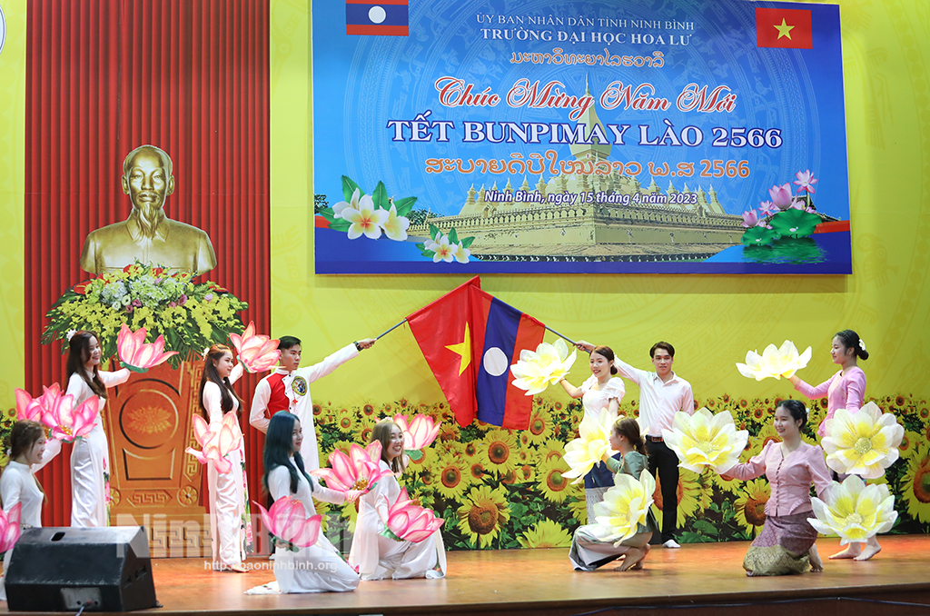 Ban Thường vụ Tỉnh đoàn phối hợp với Trường Đại học Hoa Lư tổ chức Tết cổ truyền Bunpimay cho lưu học sinh Lào 2023
